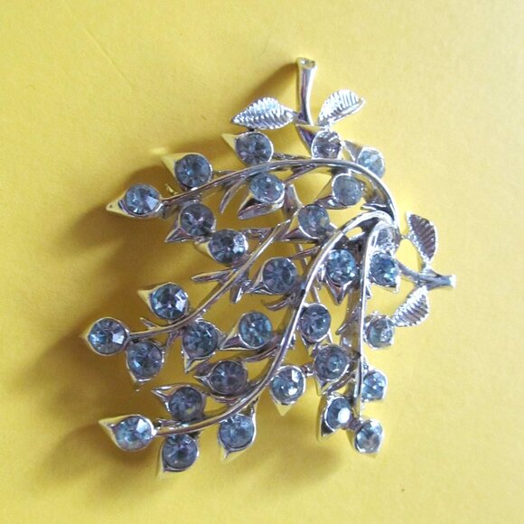 Coro Jewelry - CORO brooch